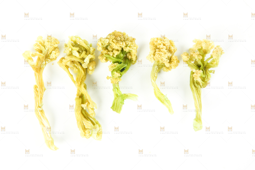 白底上的脱水花菜干