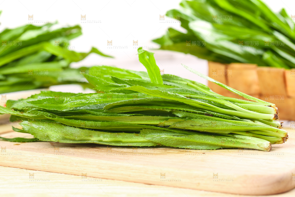 木底上的缅芫荽