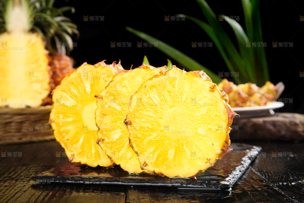 黑石板上的金钻凤梨