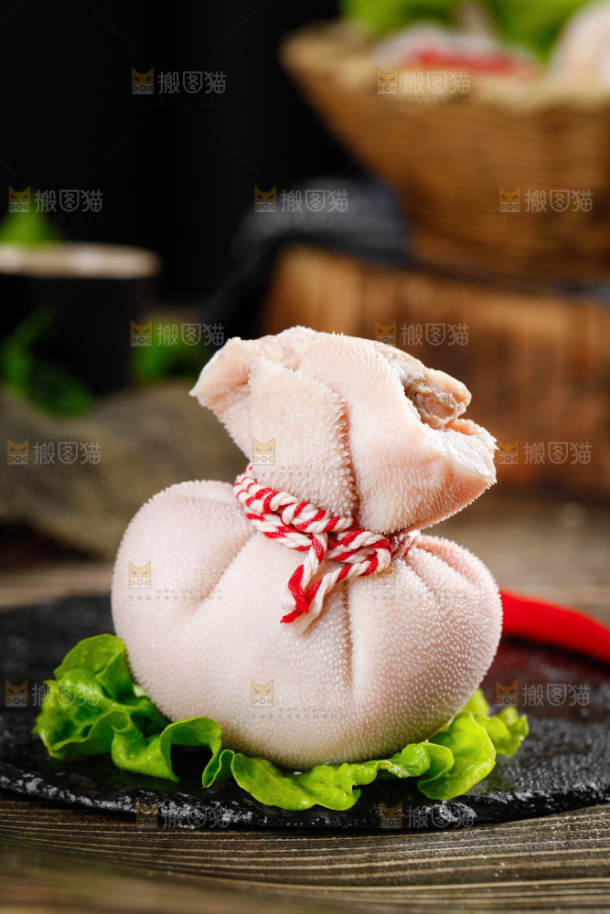 黑石板放着羊肚包