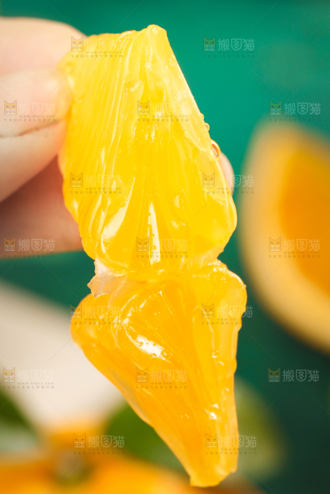 手里拿着新鲜胡柚