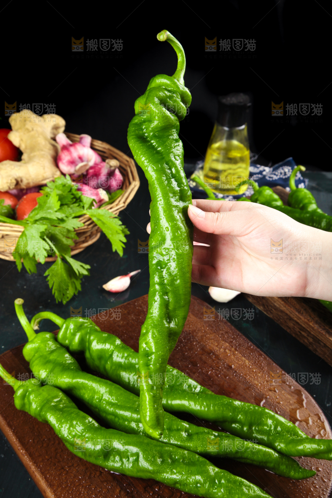 手里拿着新鲜螺丝椒