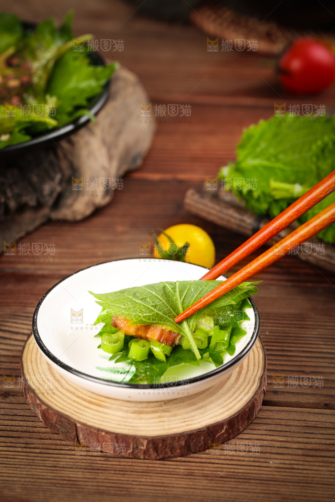 筷子夹着紫苏