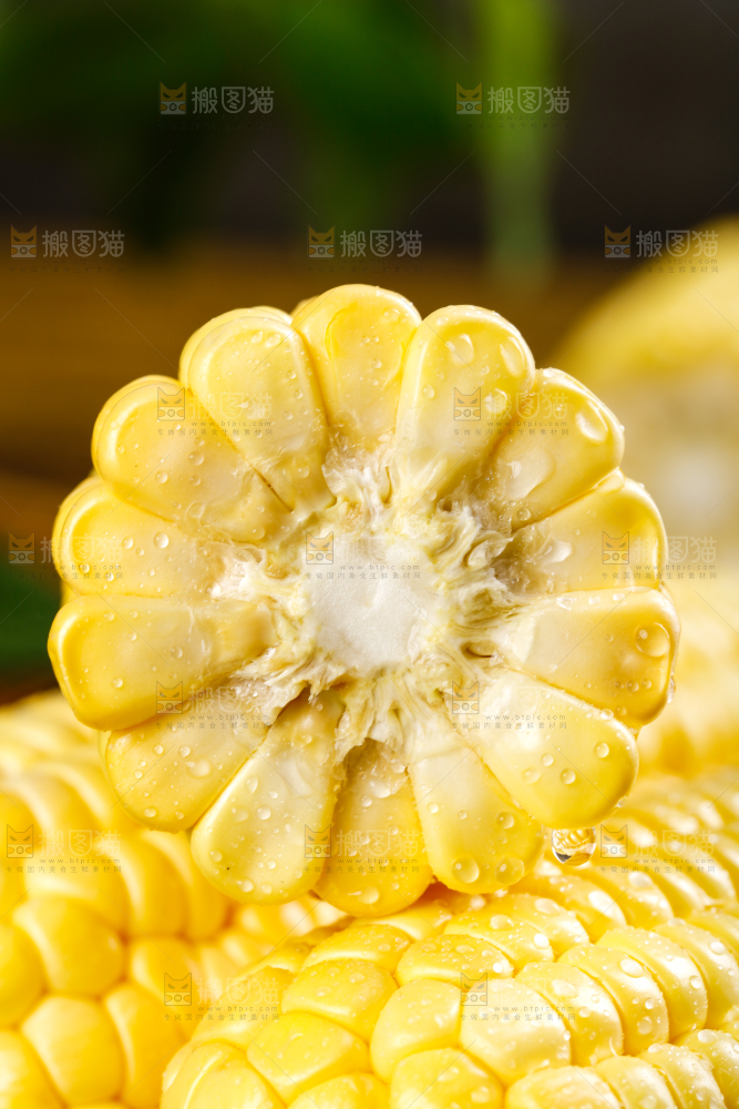 深底上放着玉米棒