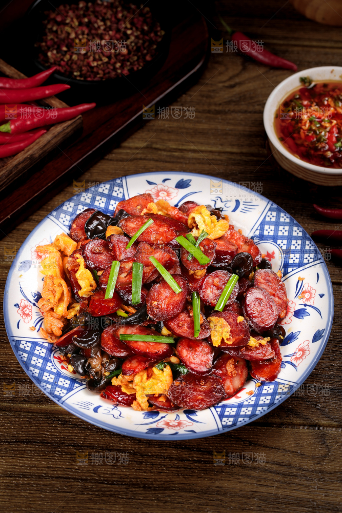盘子里装着炒熏腊肠