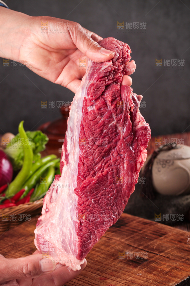 手里拿着新鲜牛肉