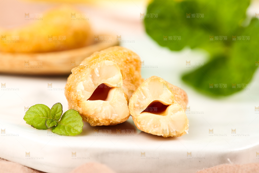 石板上的炭烧腰果