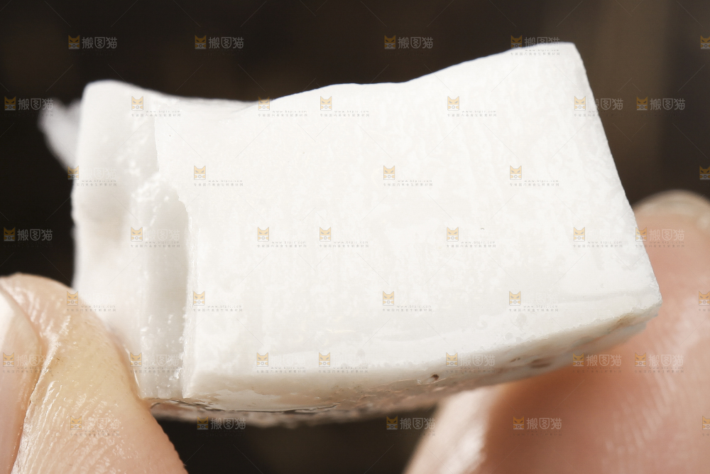 手里拿着椰王果肉