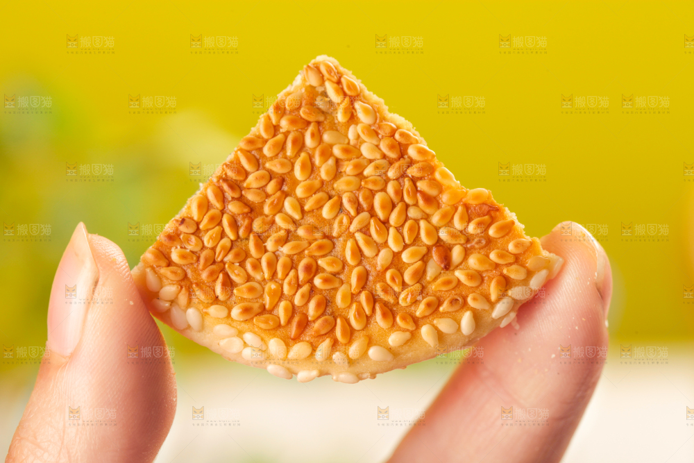 手里拿着手工芝麻饼