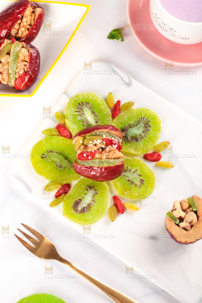 石板上放着枣夹核桃食材