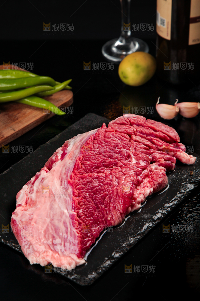 黑石板上的草原散养牛腿肉