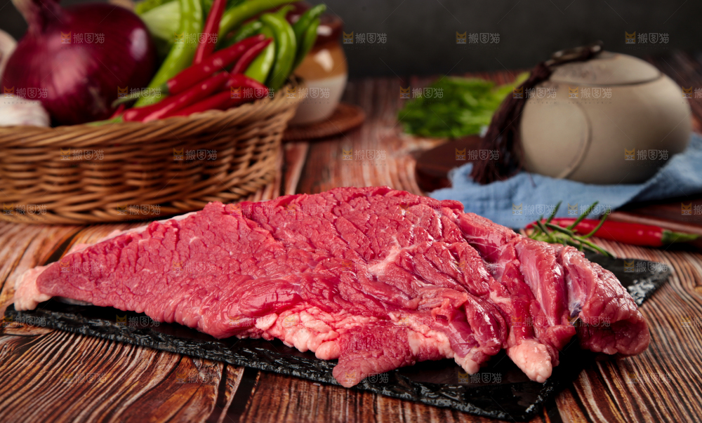 黑石板上的草原散养牛腿肉