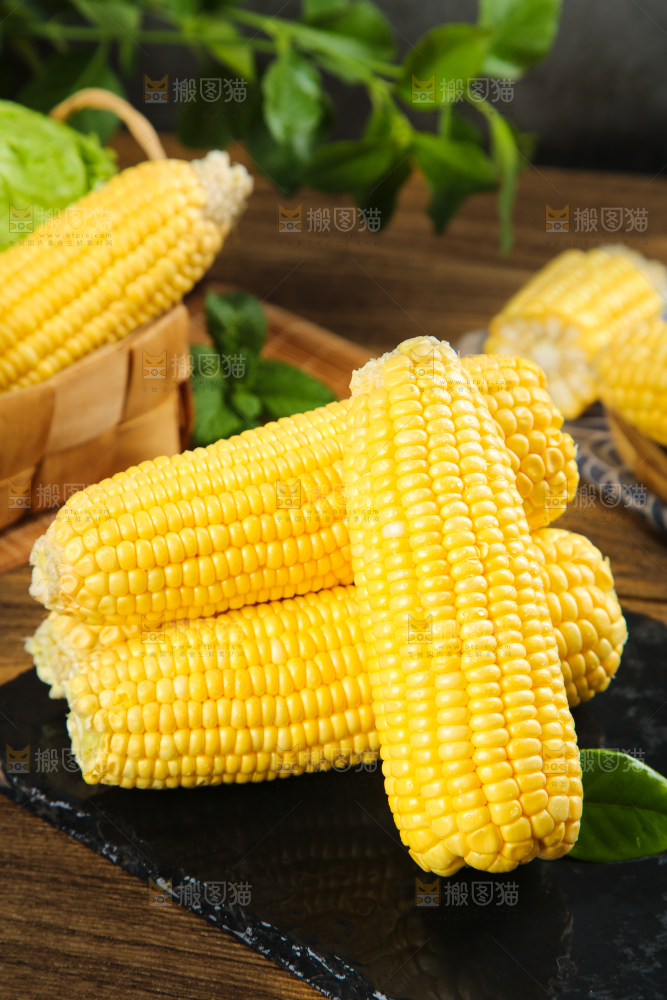黑石板上的新鲜玉米