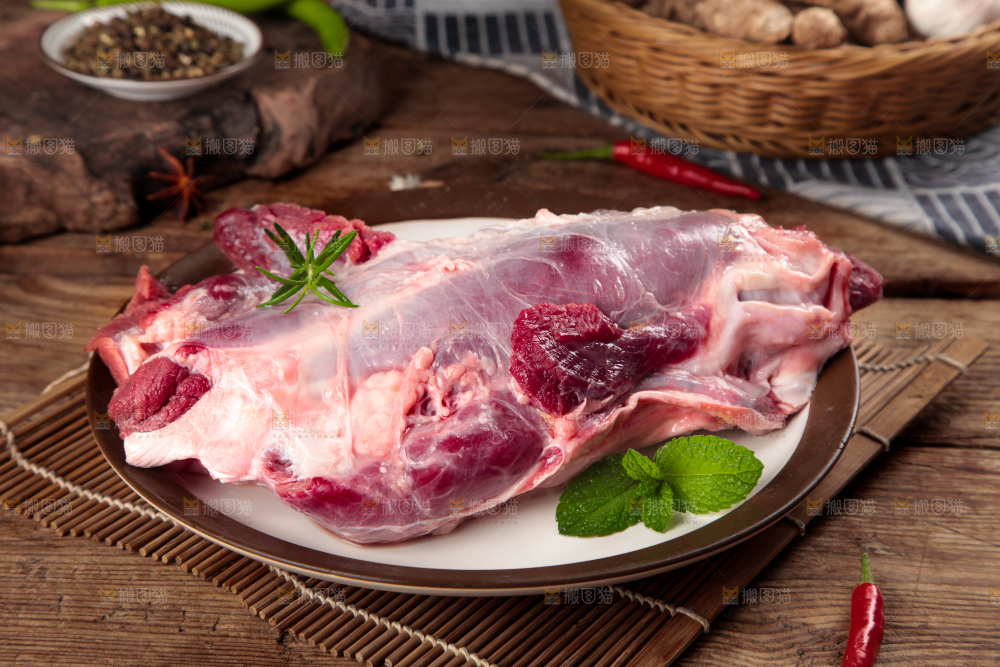 盘子里装着牛腿肉