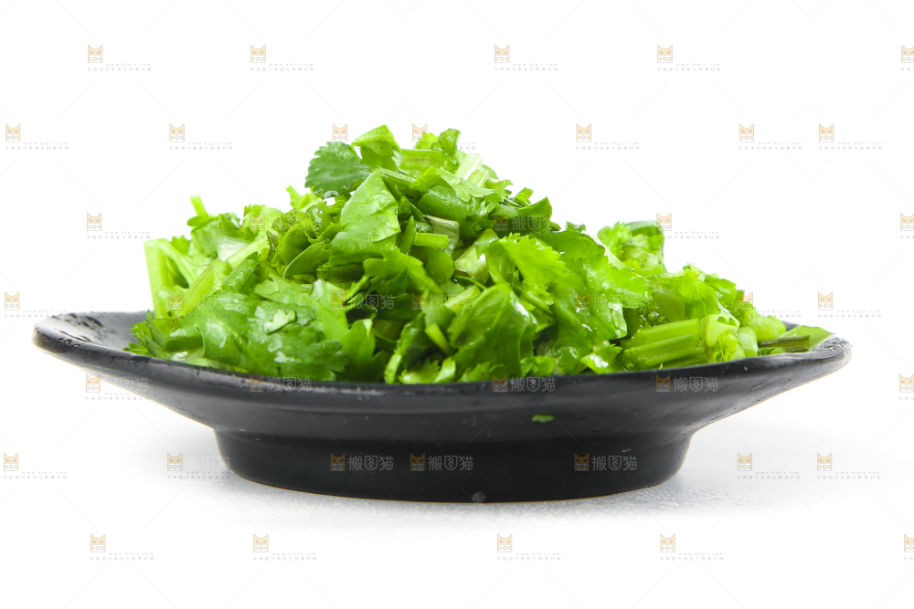白底上放着一盘香菜