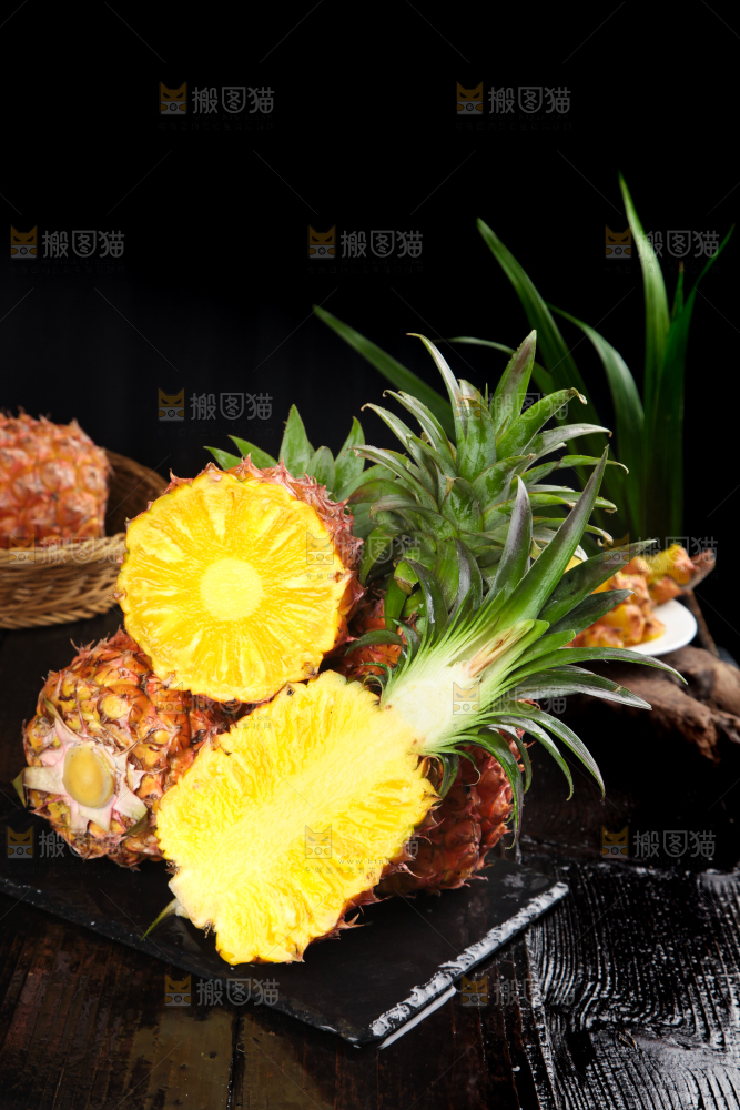 黑石板上的金钻凤梨