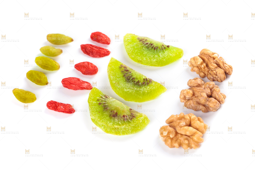 白底上放着枣夹核桃食材
