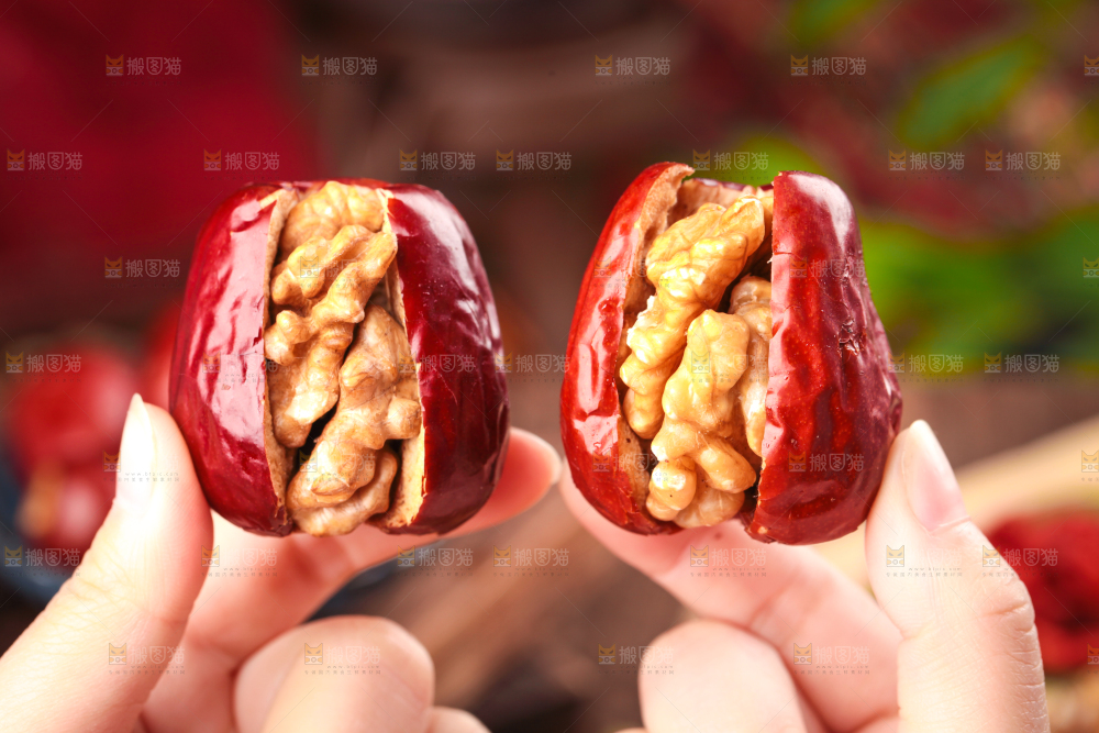 手里拿着枸杞什锦枣