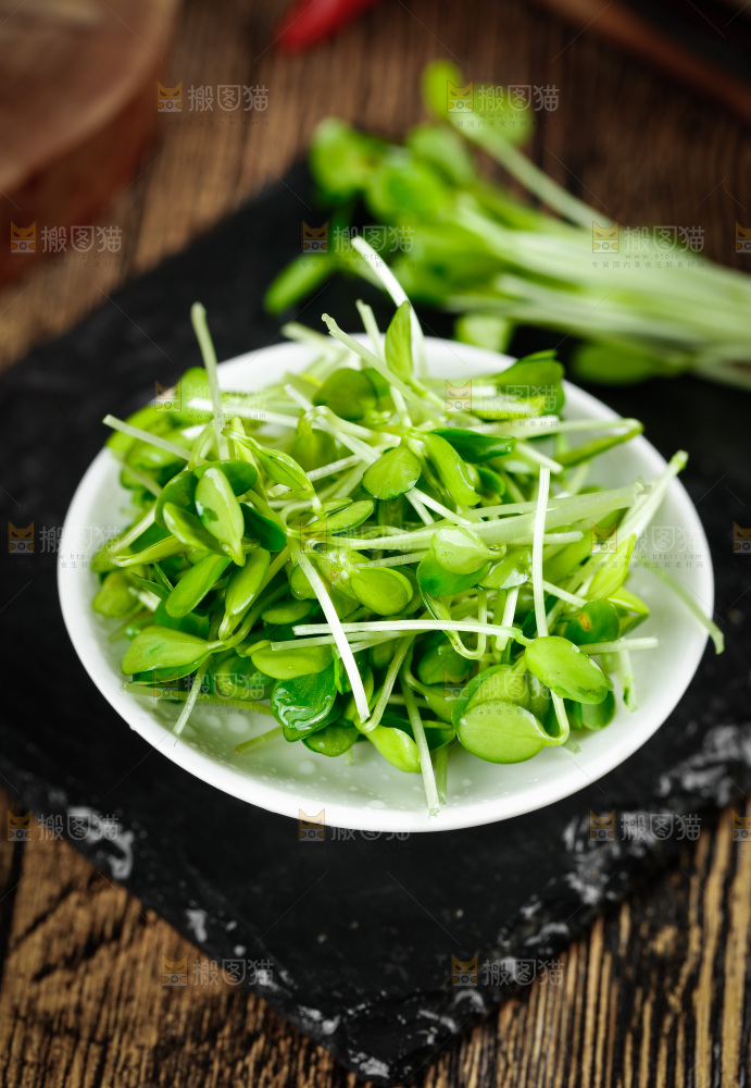 黑石板上放着一碟香椿芽苗