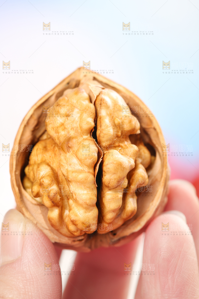 手拿剥开的新疆核桃