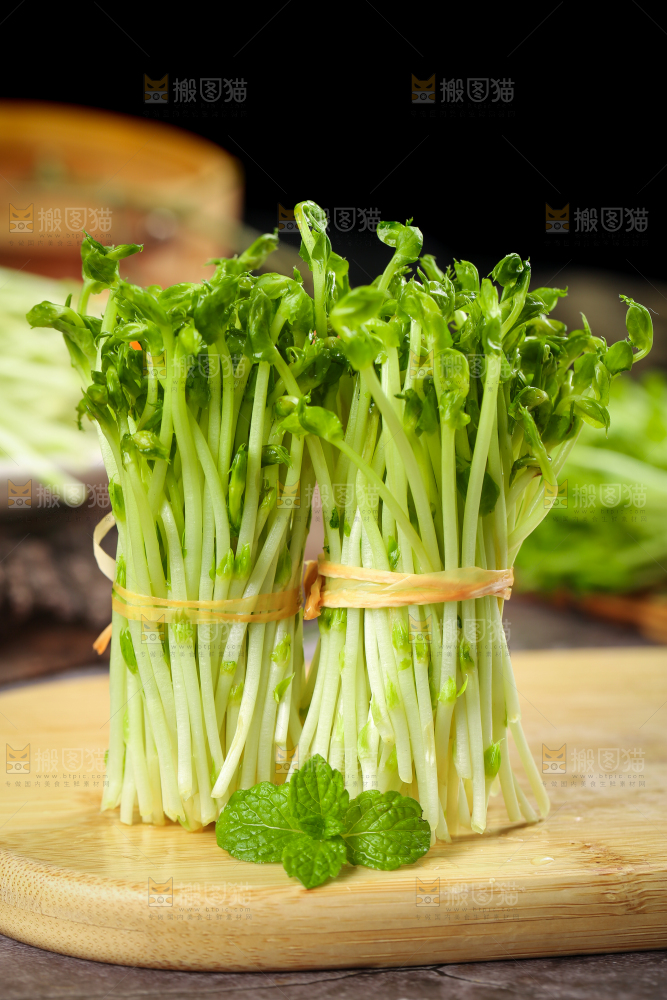 木板上放着豌豆芽