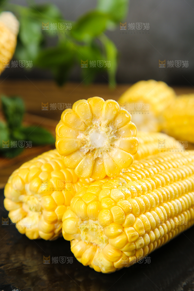 黑石板上的新鲜玉米