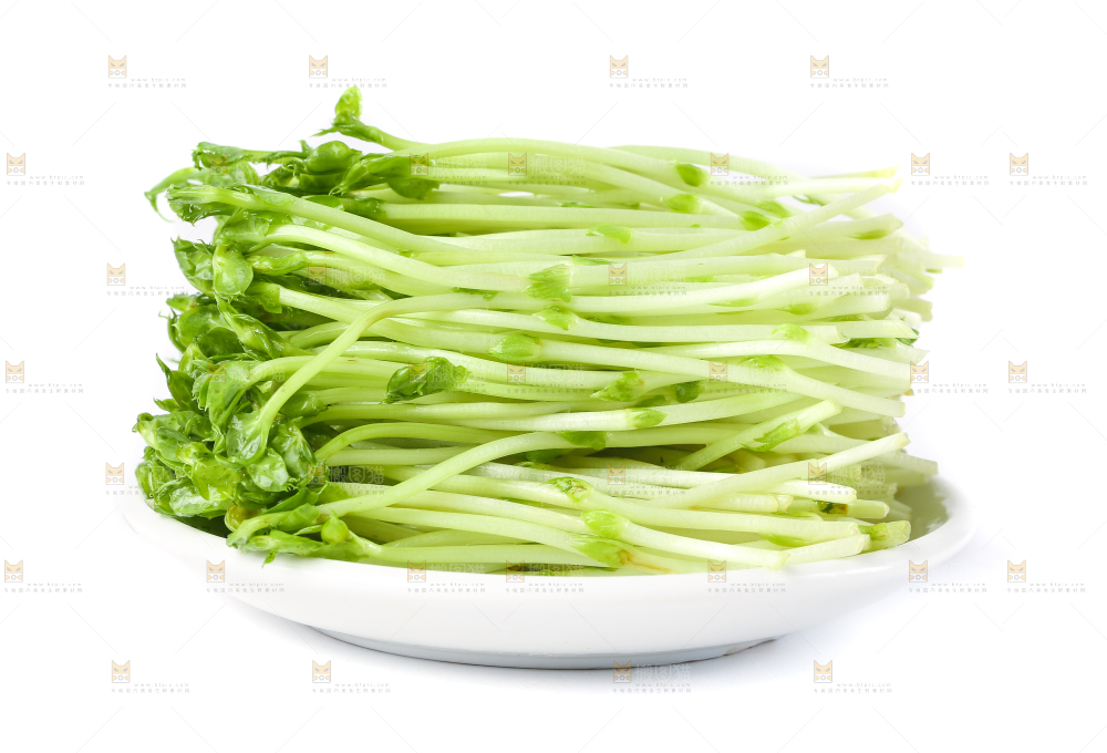 盘子里装着新鲜豌豆芽