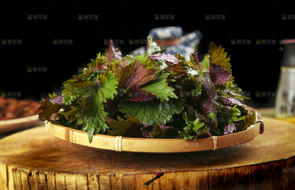 木底上放着一盘紫苏叶