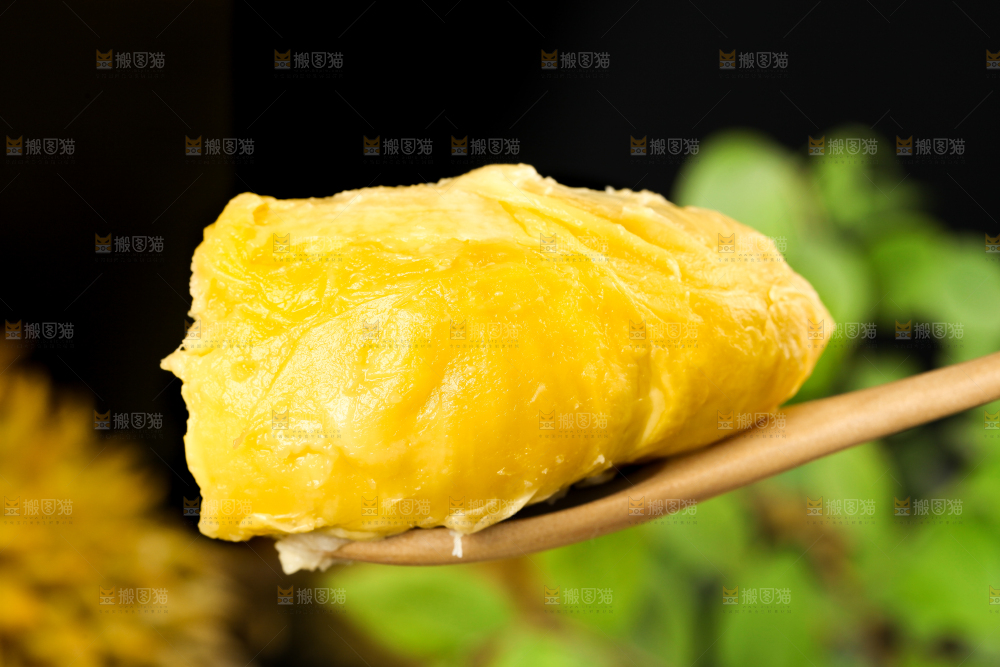 叉子上叉着榴莲果肉