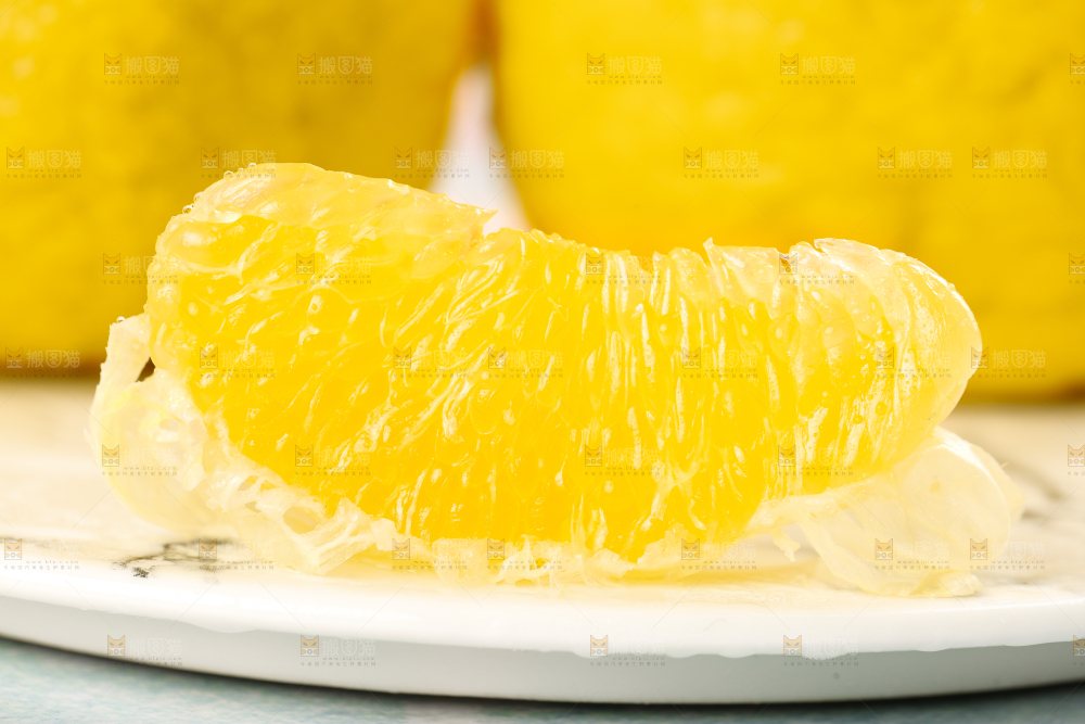 盘子里装着柠檬丑橘