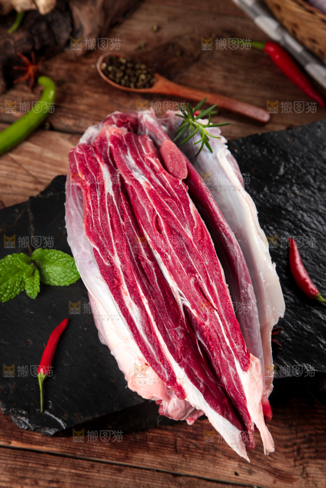 黑石板上的草原散养牛腿肉