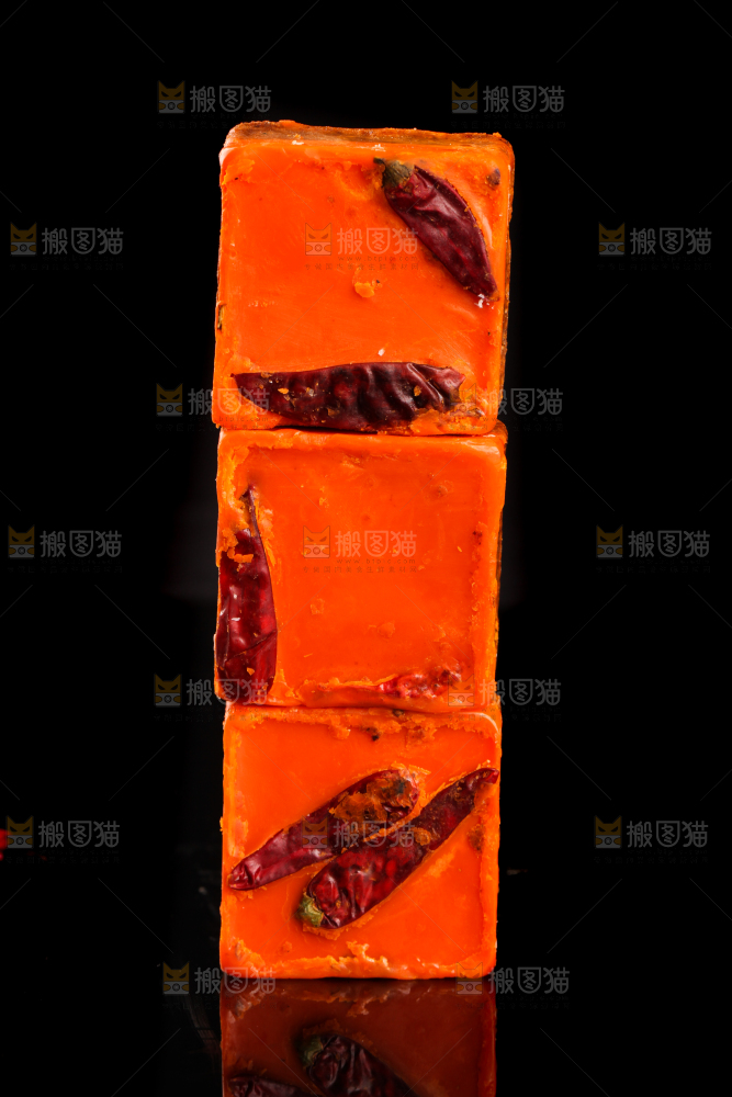 黑底上的麻辣火锅料