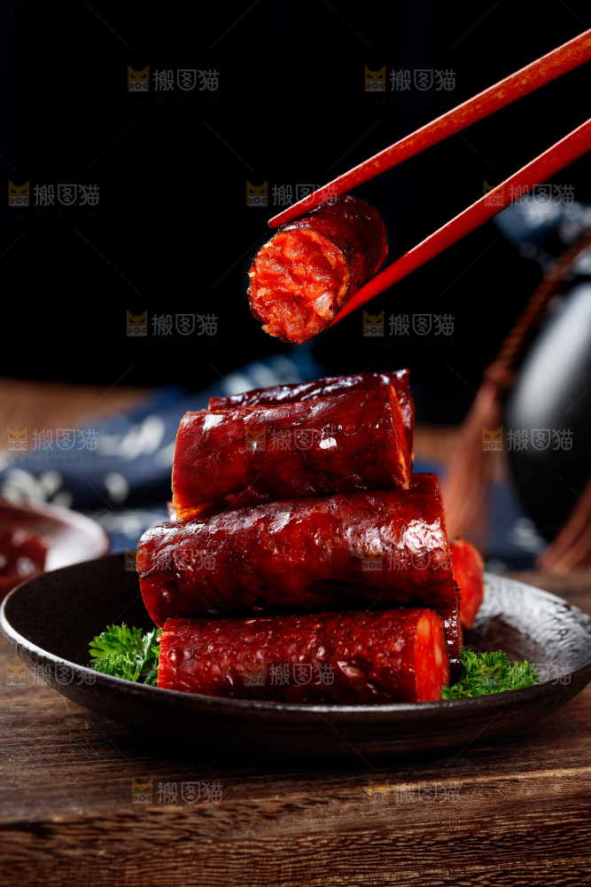 盘子里装着烟熏腊肠
