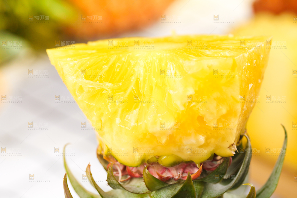 手里拿着新鲜凤梨