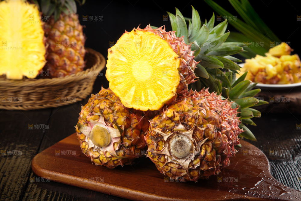 木板上放着金钻手撕凤梨