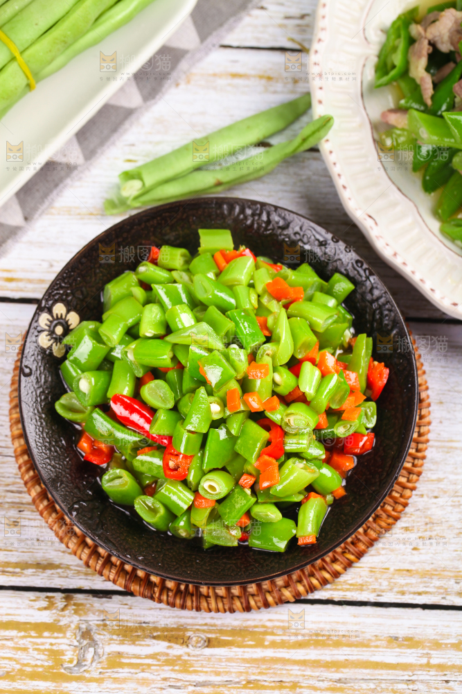 盘子里装着四季豆炒辣椒
