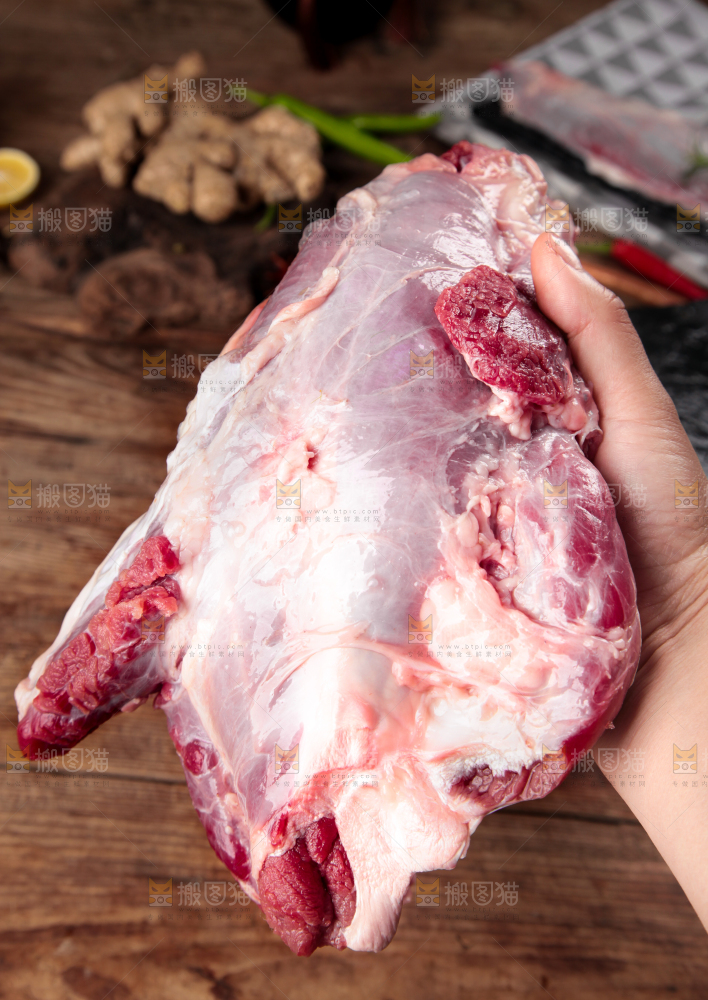 手里拿着新鲜牛肉