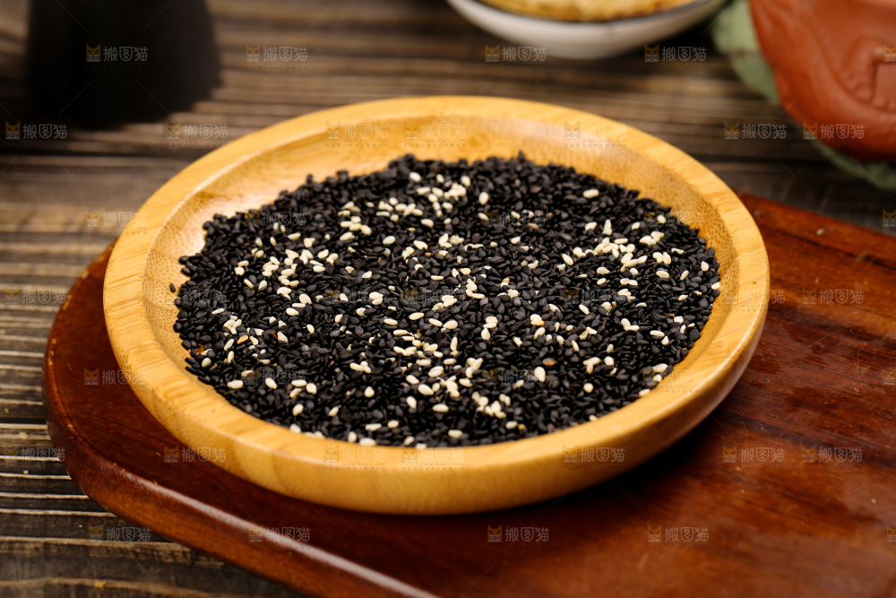 盘子里放着芝麻粒