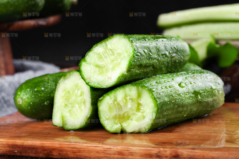 木板上放着水果小黄瓜