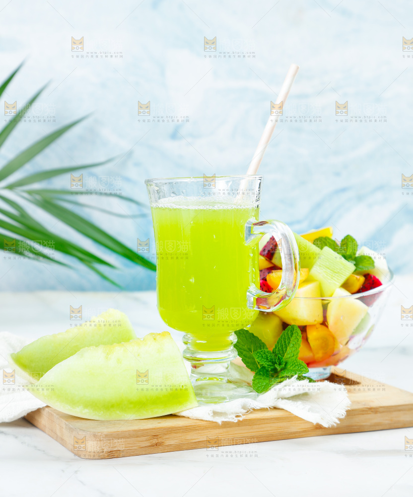 浅底上放着一杯玉菇甜瓜果汁