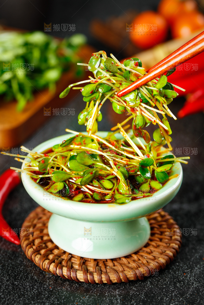 筷子夹着香辣香椿芽