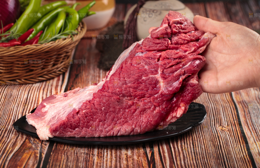 手里拿着新鲜牛肉