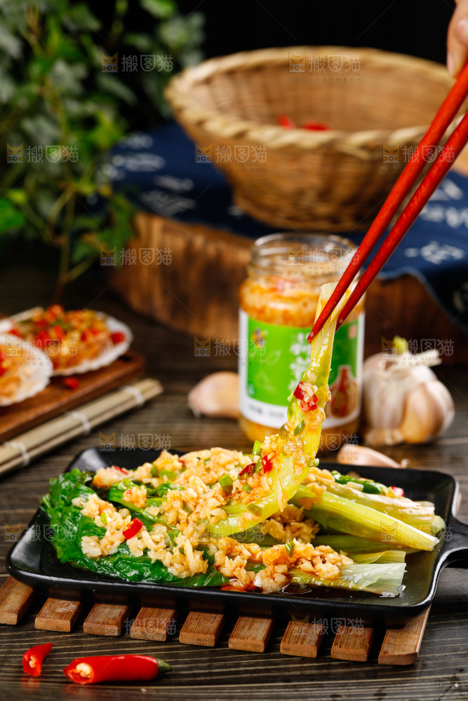 筷子夹着蒜蓉生菜