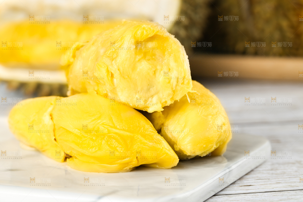 石板上放着新鲜榴莲果肉