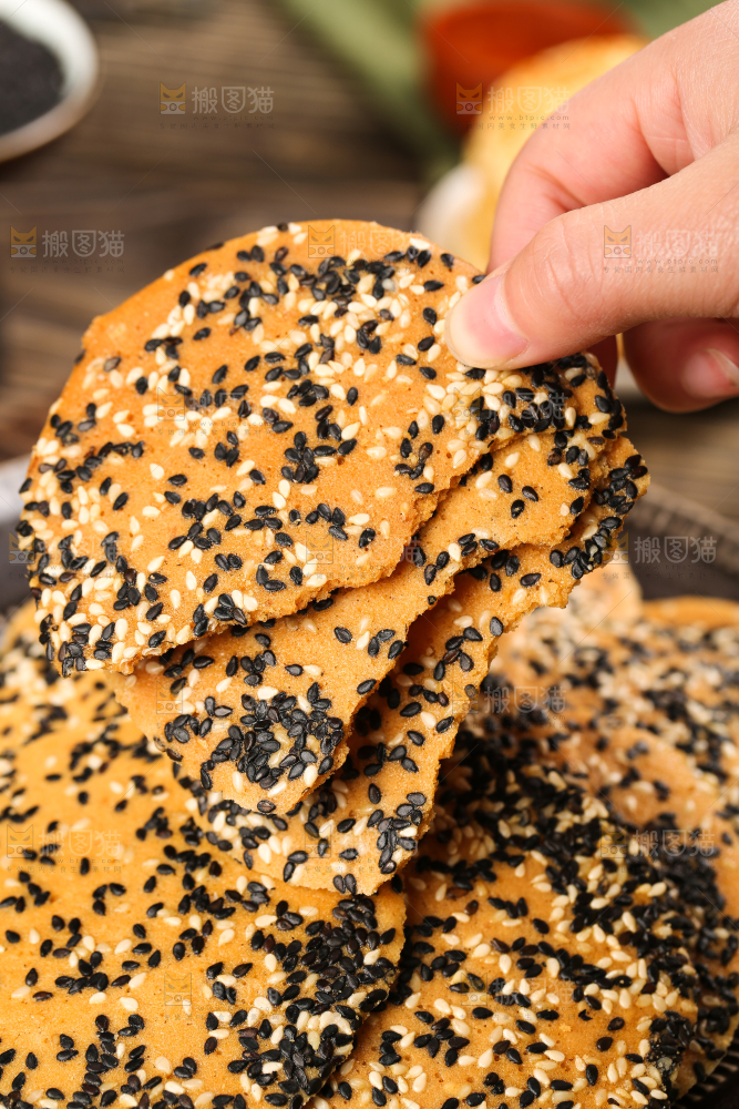木板上放着手工芝麻饼