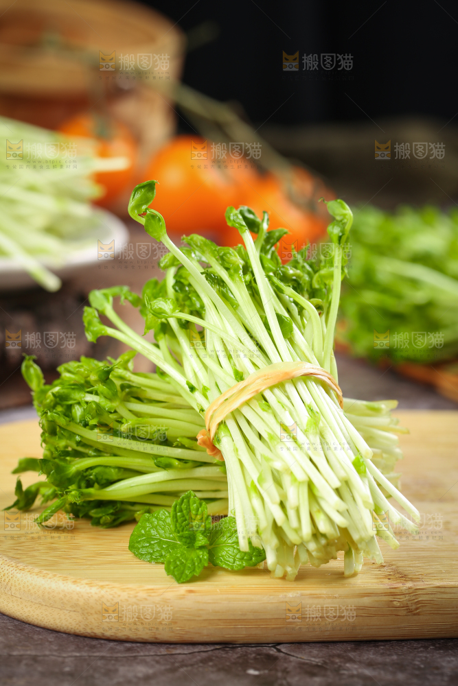 木板上放着豌豆芽