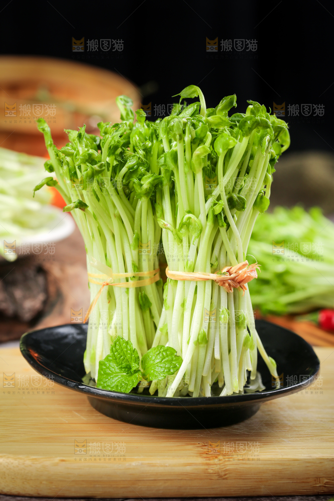 木板上放着豌豆芽
