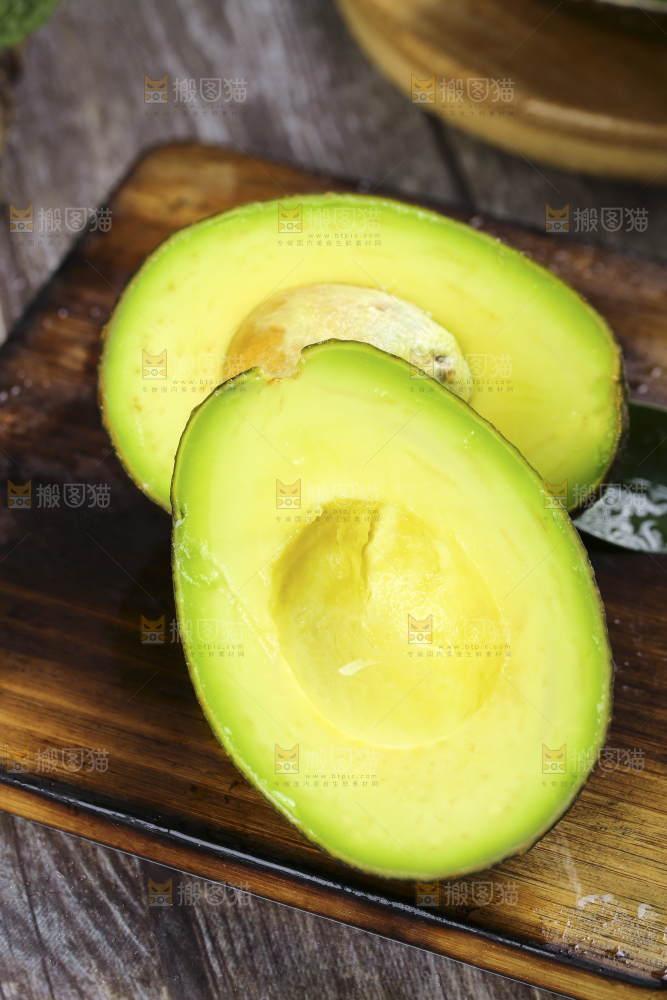 木底上放着切开的墨西哥进口牛油果