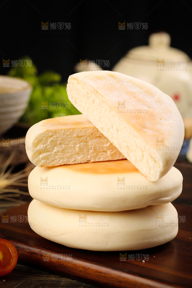 盘子里装着奶香饼