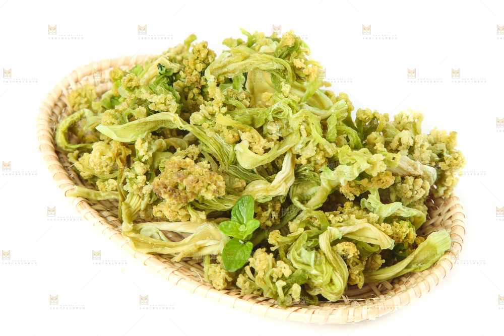 白底上放着一盘湖南花菜干